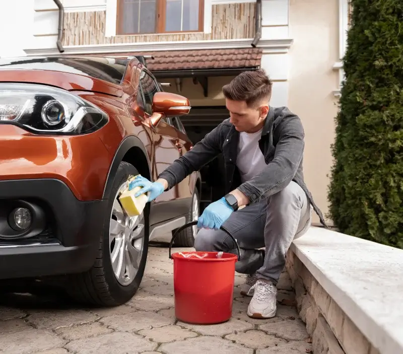 Lavage auto à domicile Saint-Laurent-d'Agny : professionnel intervenant sur un véhicule